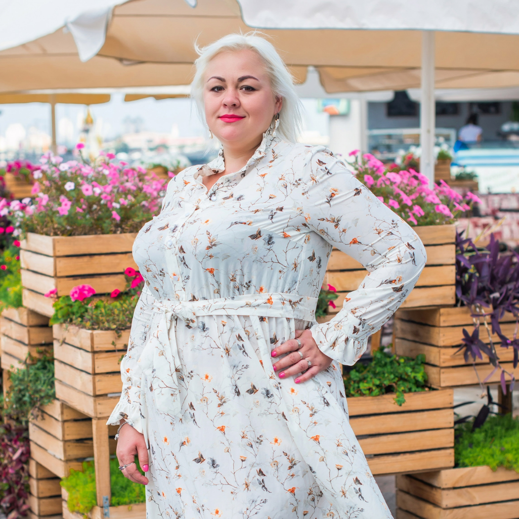 Stylizacje plus size 50+ – ponadczasowe pomysły na outfity dla puszystych, dojrzałych pań